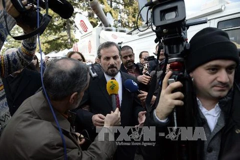 Người phát ngôn của Liên minh dân tộc đối lập của Syria Louai Safi (giữa) gặp gỡ báo chí tại Geneva ngày 24/1. AFP-TTXVN