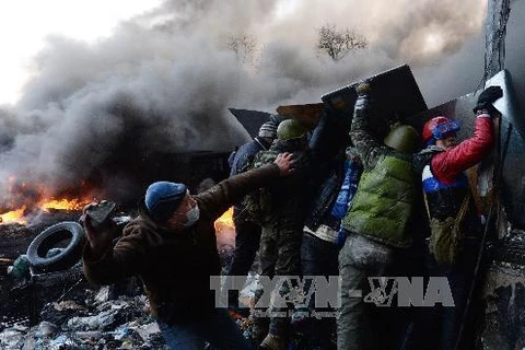 Người biểu tình ném bom xăng, gạch đá về phía cảnh sát (Nguồn: AFP/TTXVN)