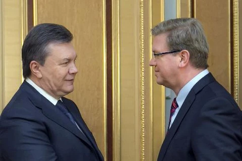 Tổng thống Ukraine Viktor Yanukovych (trái) tiếp Cao ủy phụ trách về chính sách mở rộng của Liên minh Châu Âu Stefan Fule (phải) tại thủ đô Kiev ngày 24/1. AFP-TTXVN