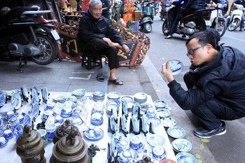 Đi chợ đồ giả cổ ở Hà Nội trong những ngày cận Tết