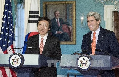 Ngoại trưởng Mỹ John Kerry (phải) và Ngoại trưởng Hàn Quốc Yun Byung Se (Nguồn: AFP/ TTXVN)