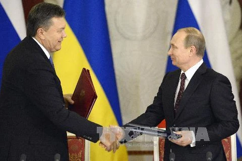Tổng thống Nga Putin và Tổng thống Ukraine Yanukovych ký kết văn kiện hợp tác tháng 12/2013, trong đó Nga tuyên bố cắt giảm giá khí đốt cho Ukraine (Nguồn: AFP/TTXVN)