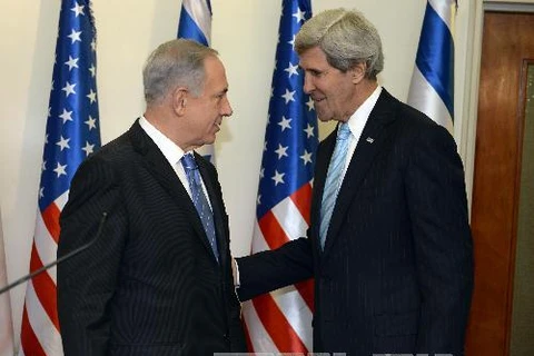 Thủ tướng Israel Benjamin Netanyahu (trái) và Ngoại trưởng Mỹ John Kerry hôm 2/1 ở Jerrusalem (Nguồn: AFP/TTXVN)
