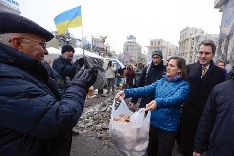 Trợ lý Ngoại trưởng Mỹ Victoria Nuland trên đường phố Kiev tháng 12/2013 (Nguồn: AFP)