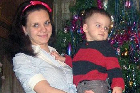 Nga: Một bà mẹ trẻ đứt đầu vì tai nạn thang máy