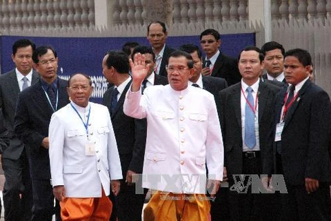 Thủ tướng Chính phủ Campuchia nhiệm kỳ V Hun Sen (phải) trong trang phục nghị sỹ truyền thống đến dự phiên họp đầu tiên của Quốc hội khóa mới. Ảnh: Xuân Khu - Phóng viên TTXVN tại Campuchia