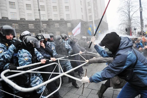 Người biểu tình đụng độ với cảnh sát tại Kiev (Nguồn: AFP/TTXVN)