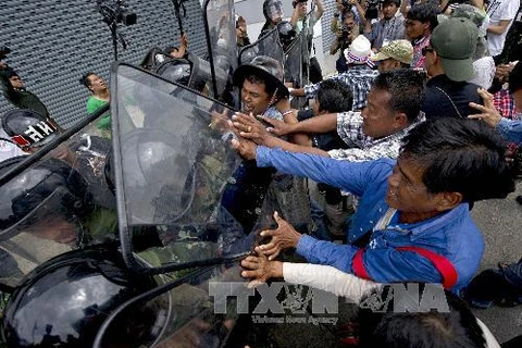 Đụng độ giữa cảnh sát và người biểu tình ở Bangkok (Nguồn: AFP/TTXVN)