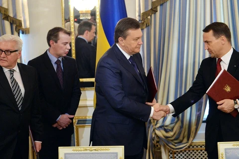 Ông Yanukovych ký thỏa thuận với phe đối lập ngày 21/2, lần gần nhất ông xuất hiện công khai (Nguồn: AFP/TTXVN)