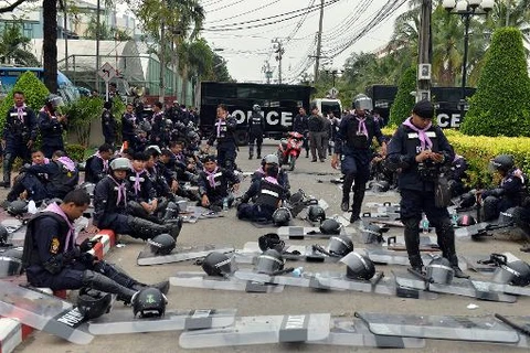 Cảnh sát Thái Lan thư giãn sau khi giám sát người biểu tình ở Bạngkok (Nguồn: AFP)