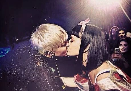 Màn "khóa môi" nóng bỏng của Miley Cyrus và Katy Perry (Nguồn: Twitter)