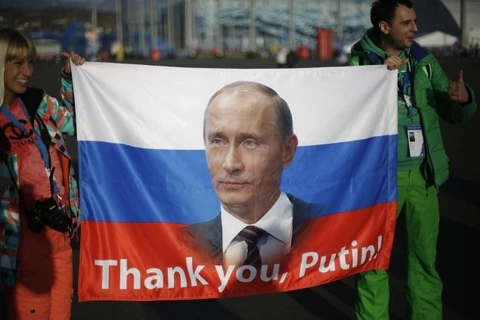 Các cổ động viên Nga cầm lá cờ có dòng chữ "Cảm ơn Putin" tại làng Olympic (Nguồn: NYD)