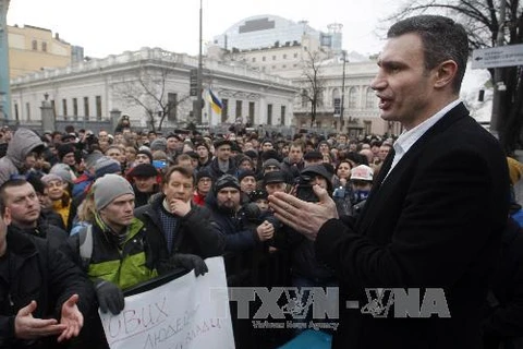 Chủ tịch Đảng UDAR đối lập của Ukraine Vitali Klitschko (phải) phát biểu trước những người ủng hộ bên ngoài tòa nhà Quốc hội Ukraine ở Kiev ngày 23/2. AFP/ TTXVN