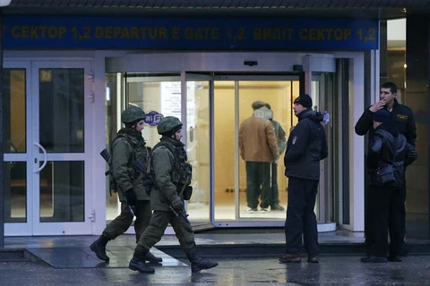 Hai người đàn ông trang bị vũ khí tại Simferopol ngày 28/2 (Nguồn: Reuters/RT)