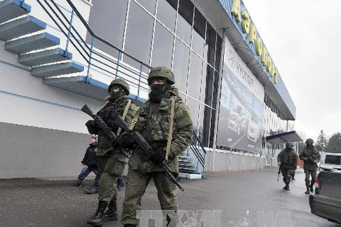 Lực lượng vũ trang không rõ của phe nào ở sân bay Simferopol ngay 28/2 (Nguồn: AFP/TTXVN)