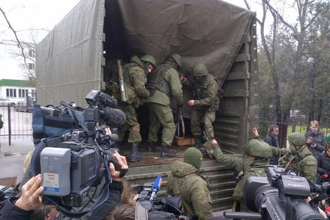 Lực lượng vũ trang không rõ phe nào rút khỏi Simferopol ngày 28/2 (Nguồn: RT)