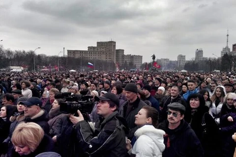Hàng ngàn người biểu tình cầm cờ Nga ở Kharkov (Nguồn: RT)