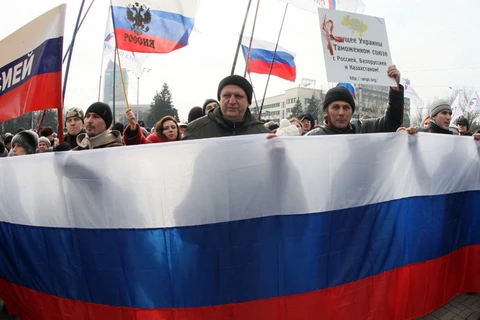 Hàng ngàn người tuần hành ủng hộ Nga tại Donestk (Nguồn: AFP)