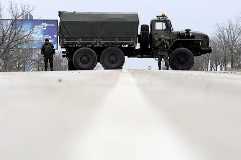 Xe quân sự chặn một con đường ở Crimea (Nguồn: AFP)
