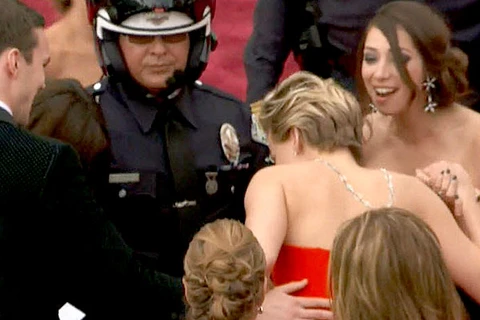 Jennifer Lawrence lại bị ngã ở lễ trao giải Oscar