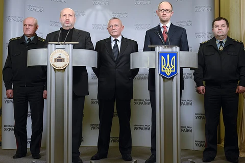 Thủ tướng lâm thời của Ukraine Arseny Yatseniuk (thứ hai từ phải sang) họp báo chung với Tổng thống lâm thời Oleksandr Turchinov kêu gọi Nga đối thoại (Nguồn: AP)