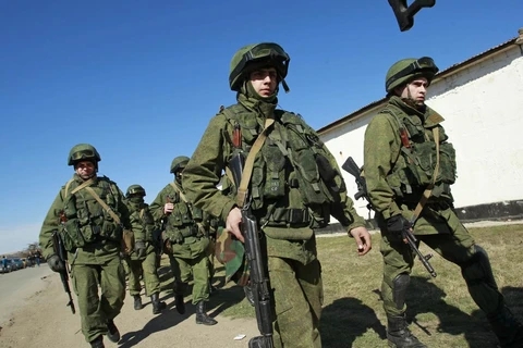 Binh sĩ thuộc lực lượng tự quản Crimea ở Simferopol ngày 3/3 (Nguồn: AP)