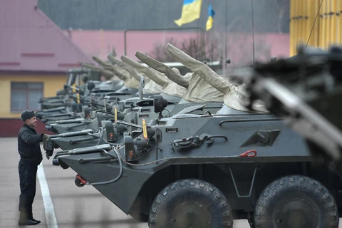 Quân đội Ukraine kiểm tra khí tài tại Lviv (Nguồn: AP)