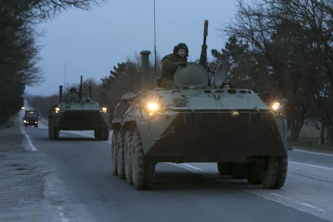 Đoàn xe quân sự không rõ phù hiệu ở Sevastopol tiến về Simferopol (Nguồn: AP)