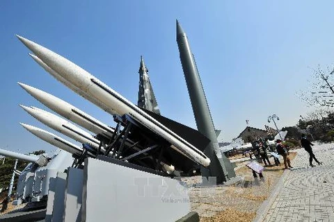 Tên lửa Scud-B (phải) của Triều Tiên và tên lửa đất đối không Hawk của Hàn Quốc (trái) tại đài tưởng niệm chiến tranh Triều Tiên ở Seoul ngày 3/3. AFP/ TTXVN