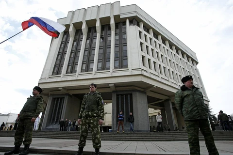 Tự vệ Crimea gác bên ngoài tòa nhà quốc hội nước cộng hòa tự trị này (Nguồn: AP)
