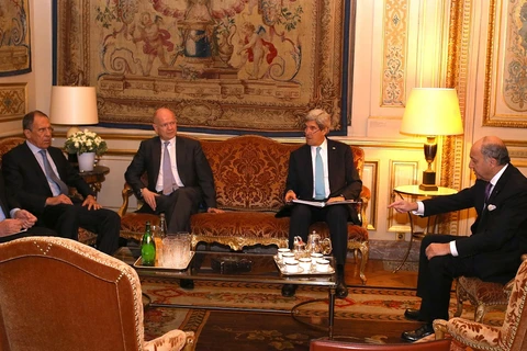 Ngoại trưởng Nga Sergei Lavrov (trái) đã có cuộc gặp với người đồng cấp Mỹ John Kerry (thứ hai, phải) trong bối cảnh Mỹ và phương Tây liên tục gây sức ép bằng các đe dọa trừng phạt kinh tế đối với Nga.