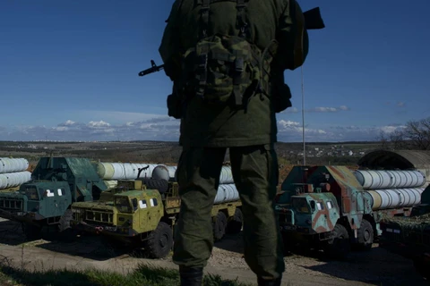 Một tay súng bảo vệ những dàn tên lửa tại Crimea (Nguồn: AFP)