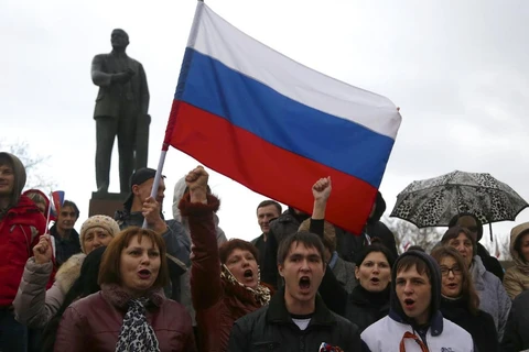 Biểu tình ủng hộ Crimea sáp nhập vào Nga ở Simferopol (Nguồn: AFP)