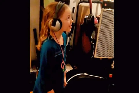Cô bé 9 tuổi gây sốt với bản thu bài hát phim "Frozen"