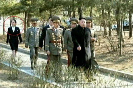 Cô Kim Yo-Jong (khoanh đỏ) lần đầu tiên xuất hiện với tên và chức danh đi kèm (Nguồn: AFP)