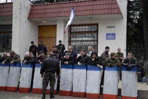 Lực lượng tự vệ Crimea với những chiếc lá chắn có sơn hình quốc kỳ Nga. (Nguồn: Reuters)