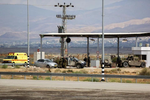Lính Israel đóng tại một chốt kiểm soát ở biên giới nước này (Nguồn: Yahoo)