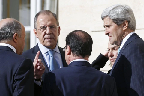Từ trái qua là Ngoại trưởng Pháp Laurent Fabius, Ngoại trưởng Nga Sergey Lavrov, Tổng thống Pháp Francois Hollande, Ngoại trưởng Italy Federica Mogherini và Ngoại trưởng Mỹ John Kerry bàn thảo về tình hình Ukraine (Nguồn: AFP)
