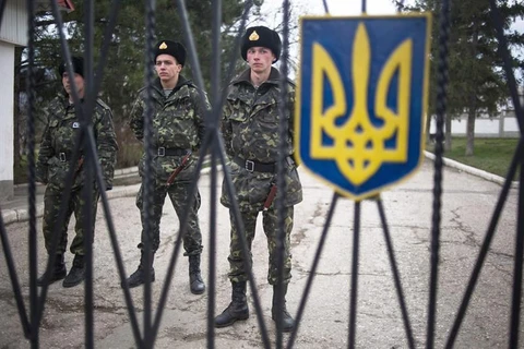 Binh sĩ Ukraine tại Crimea (Nguồn: AP)