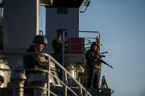 Hải quân Ukraine trên tàu chiến đóng ở Sevastopol (Nguồn: AFP)