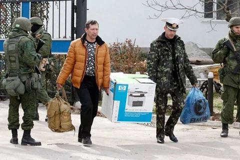 Binh sĩ Ukraine rời trụ sở Hải quân ở Sevastopol sau khi căn cứ này bị tự vệ Crimea chiếm giữ (Nguồn: RT)