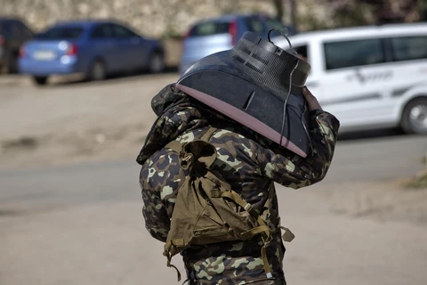 Lính Ukraine vác TV, máy giặt rời căn cứ ở Crimea