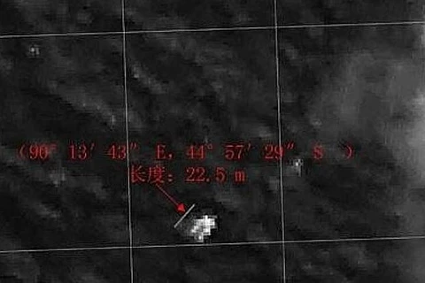 Australia phát hiện ván chuyển hàng, dây đai nghi từ MH370
