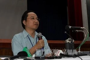 Bác sỹ Nguyễn Văn Trương trao đổi với báo chí về vụ trẻ sơ sinh bị bắt cóc. (Ảnh: Phương Vy/TTXVN)