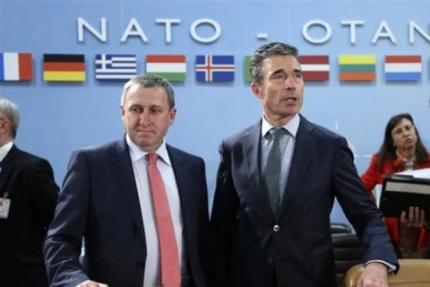Quyền Bộ trưởng Ngoại giao Ukraine Andriy Deshchytsia và Tổng thư ký NATO Fogh Rasmussen (Nguồn: Reuters)
