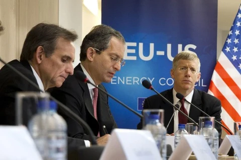 Tân Đại sứ Mỹ tại Liên minh châu Âu (EU) Anthony Luzzatto Gardner (giữa).