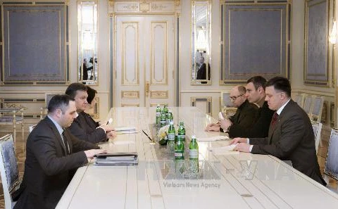 Tổng thống Ukraine Viktor Yanukovych đàm phán với phe đối lập trước khi đi đến thỏa thuận hôm 21/2 trước sự chứng kiến của Nga và EU (Nguồn: AFP/TTXVN)