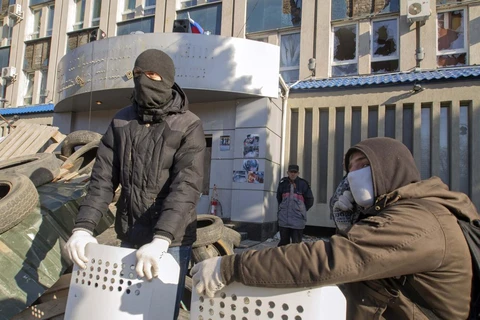 Các tay súng ly khai bắt 2 binh sĩ Ukraine làm con tin