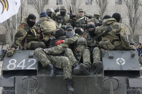 Người biểu tình tấn công vào căn cứ Bộ Nội vụ Ukraine