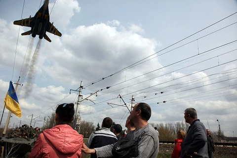 Máy bay Ukraine bị người biểu tình bắn hạ ở miền Đông